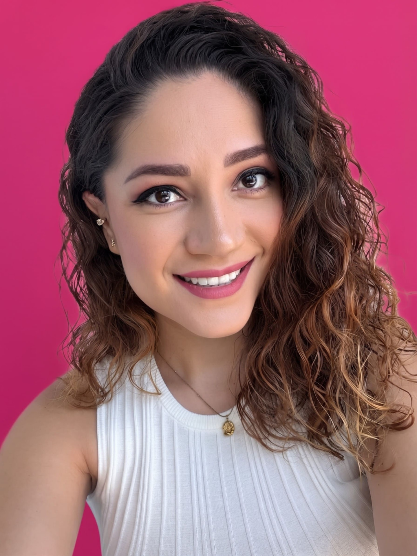 Indi Garibay, speaker y mentora digital, sonriendo frente a un fondo fucsia